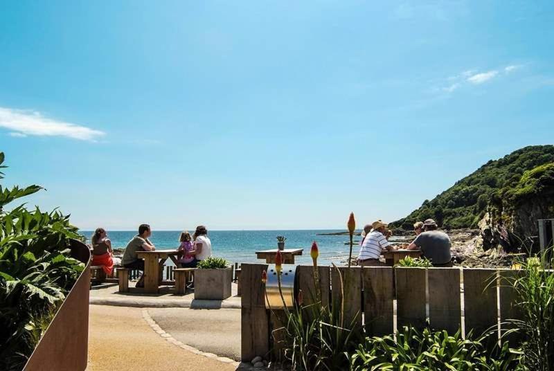 Cosy Beachfront Retreat With Stunning Sea Views & Free Access To A Local Indoor Pool Talland Zewnętrze zdjęcie