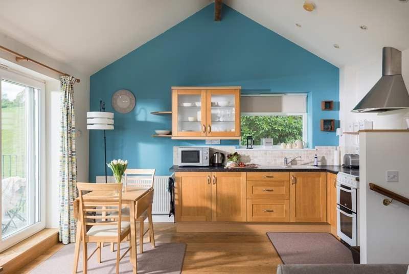 Cosy Beachfront Retreat With Stunning Sea Views & Free Access To A Local Indoor Pool Talland Zewnętrze zdjęcie